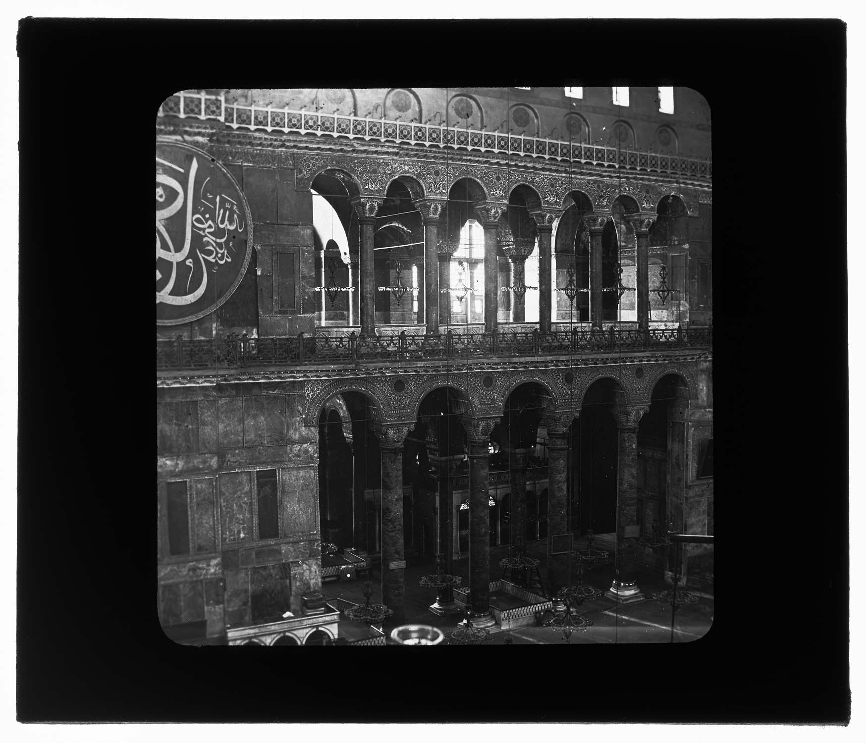 Intérieur de la nef depuis les tribunes, avec un des quatre panneaux calligraphiés